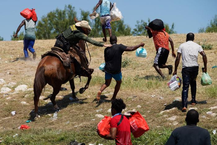 Texas envía cientos de vehículos a la frontera para crear una "barricada" frente a los migrantes