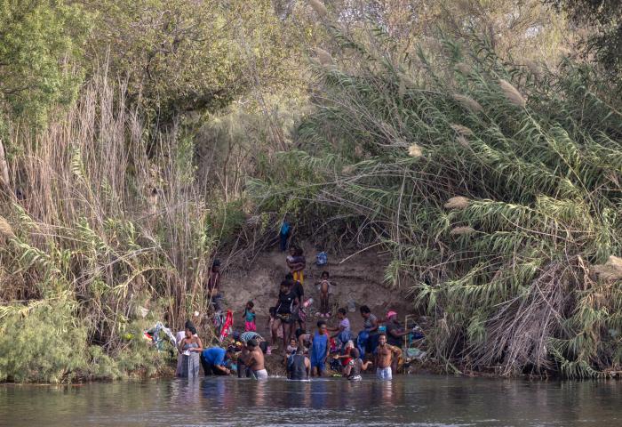 Texas envía cientos de vehículos a la frontera para crear una "barricada" frente a los migrantes