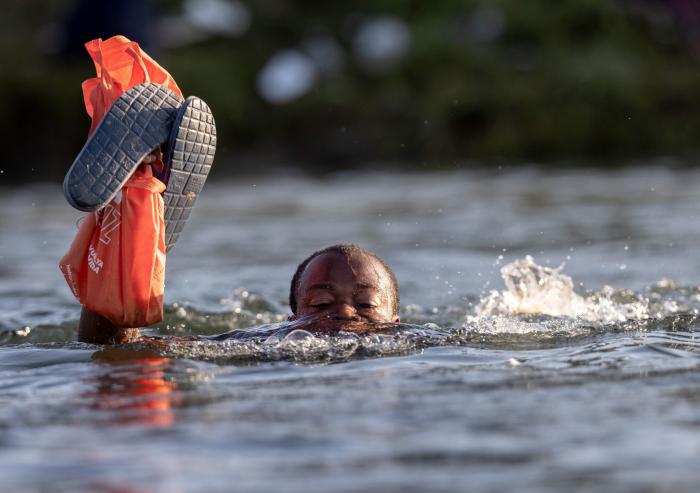 Texas envía cientos de vehículos a la frontera para crear una "barricada" frente a los migrantes