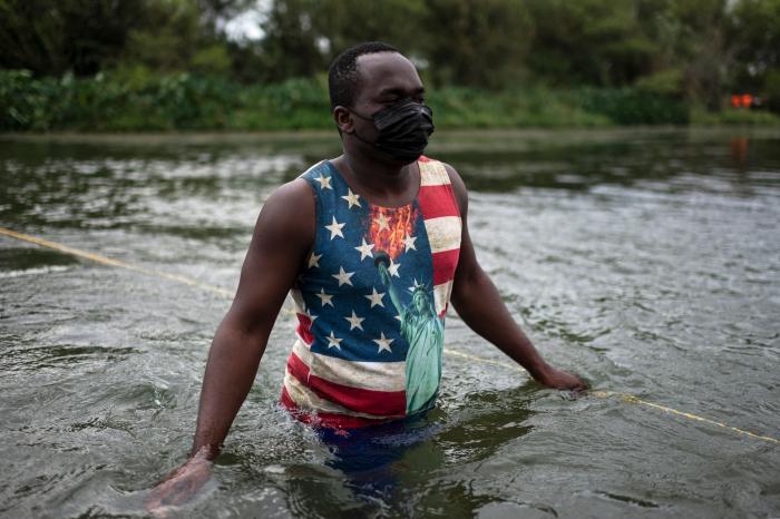 Texas envía cientos de vehículos a la frontera para crear una "barricada" frente a los migrantes