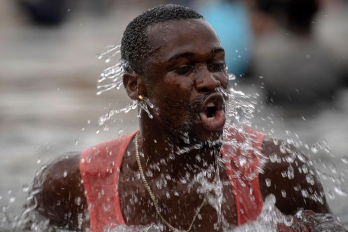 Texas envía cientos de vehículos a la frontera para crear una "barricada" frente a los migrantes