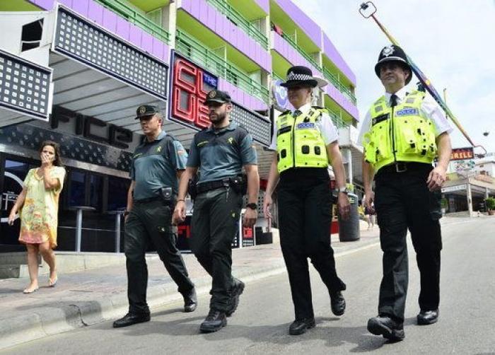 'Bobbies' británicos para calmar a las hordas de turistas en Magaluf