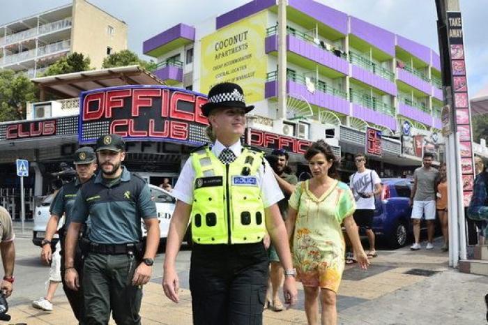 'Bobbies' británicos para calmar a las hordas de turistas en Magaluf