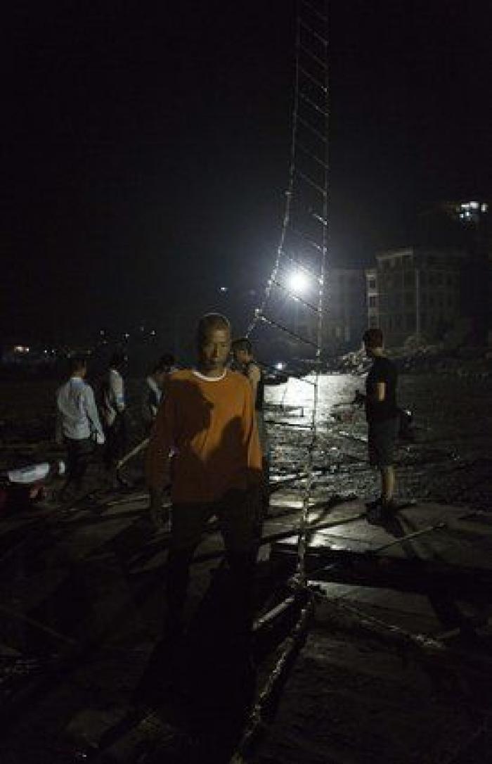 Un artista chino crea una escalera de fuegos artificiales en el cielo (VÍDEO)