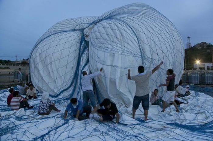 Un artista chino crea una escalera de fuegos artificiales en el cielo (VÍDEO)