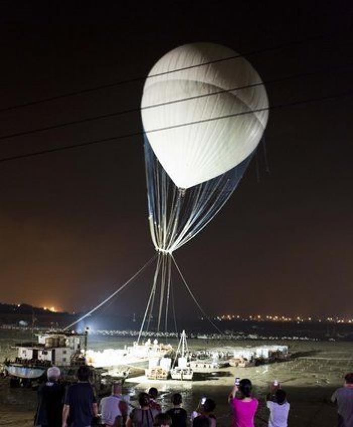 Un artista chino crea una escalera de fuegos artificiales en el cielo (VÍDEO)