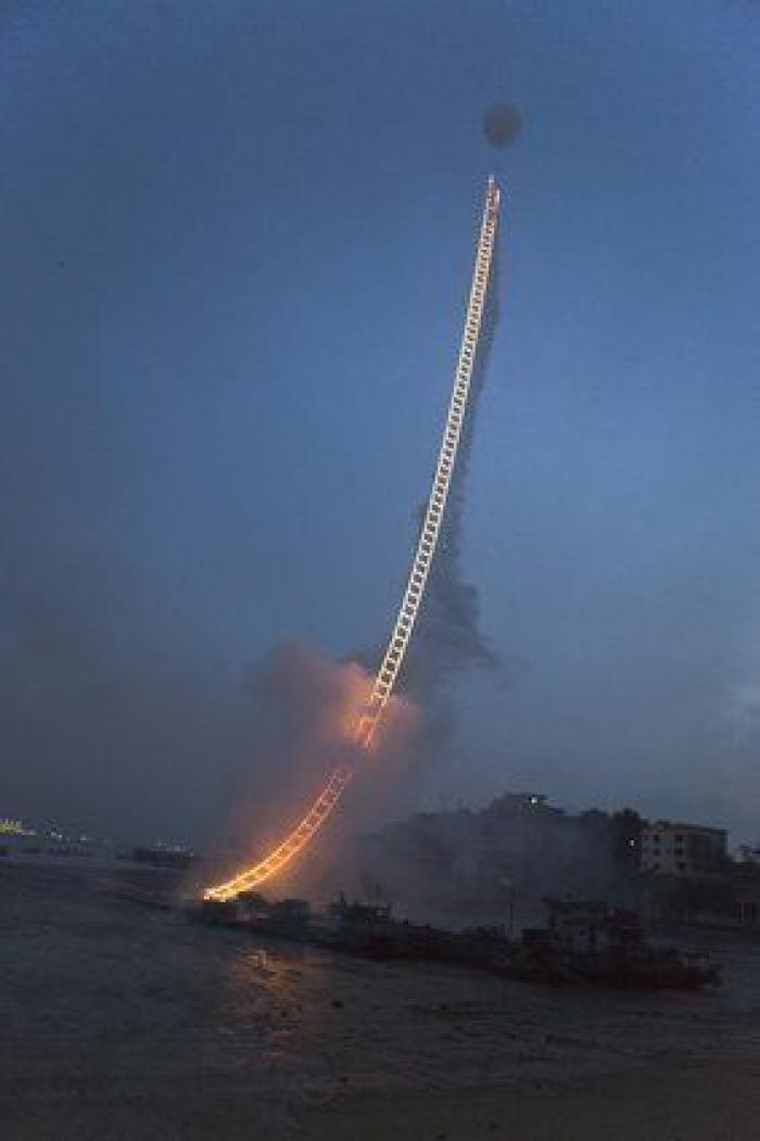 Un artista chino crea una escalera de fuegos artificiales en el cielo (VÍDEO)