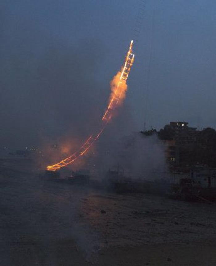 Un artista chino crea una escalera de fuegos artificiales en el cielo (VÍDEO)