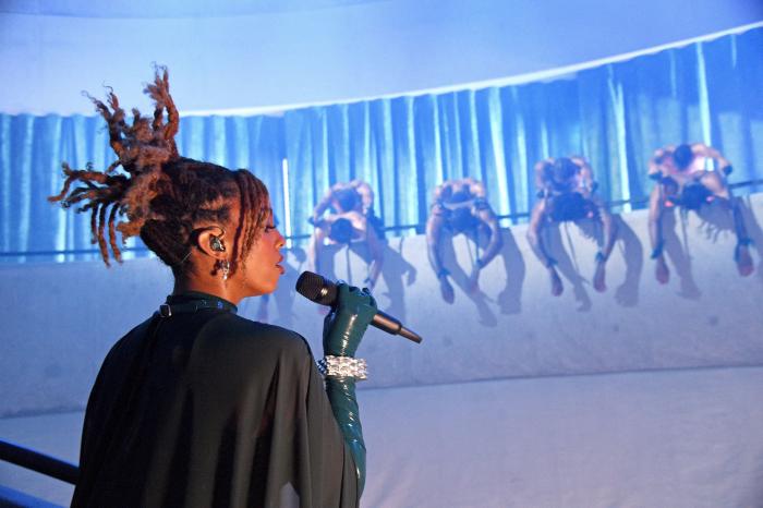 Rihanna asesta el último golpe a Victoria's Secret con su sugerente desfile de lencería