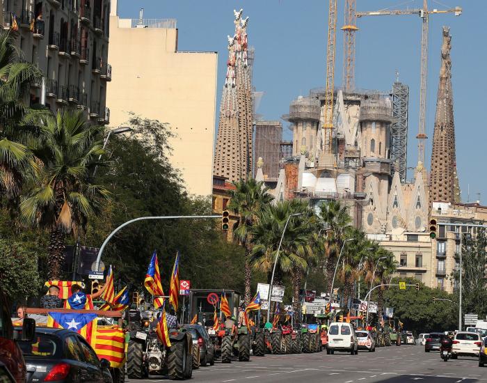 Los payeses sacan sus tractores en defensa del referéndum