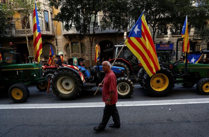 Los payeses sacan sus tractores en defensa del referéndum