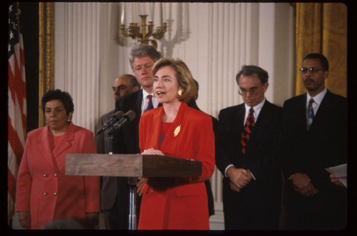 Hillary Clinton baja en las encuestas y Donald Trump sigue subiendo