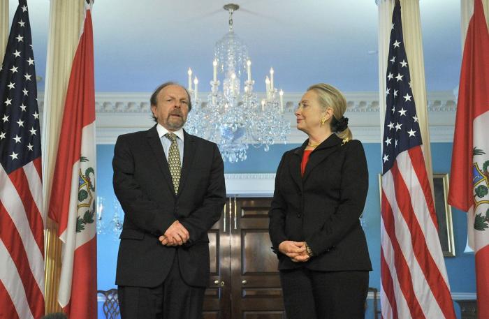 Hillary Clinton baja en las encuestas y Donald Trump sigue subiendo