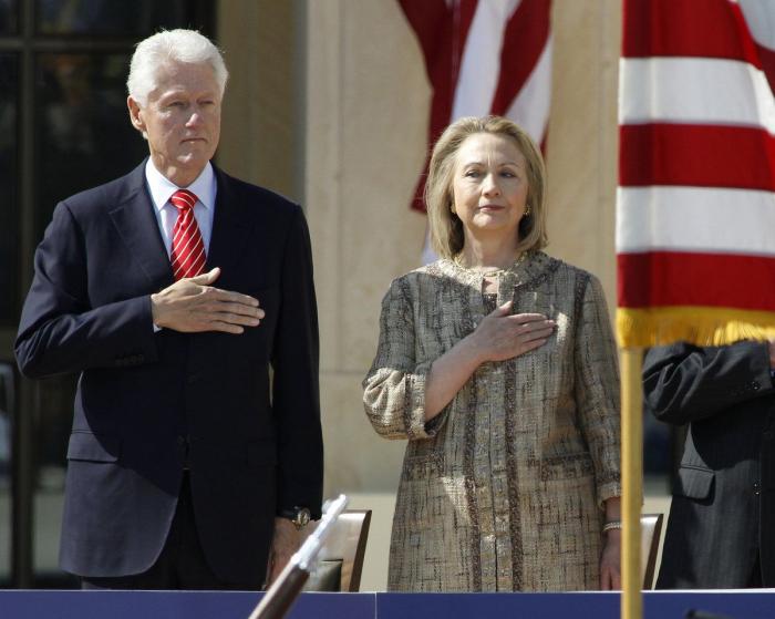 Hillary Clinton baja en las encuestas y Donald Trump sigue subiendo