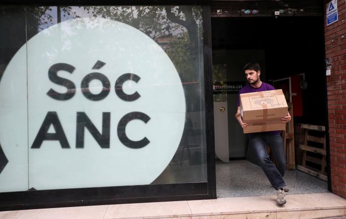 ANC evacúa todo el material sobre el referéndum del 1-O por un rumor de registro