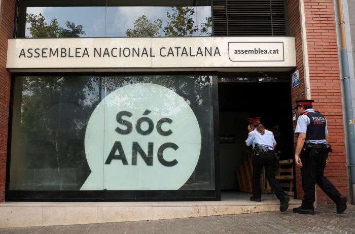 ANC evacúa todo el material sobre el referéndum del 1-O por un rumor de registro