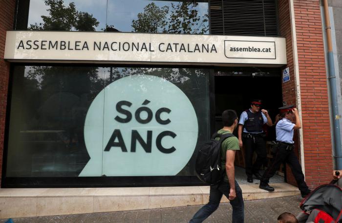 ANC evacúa todo el material sobre el referéndum del 1-O por un rumor de registro