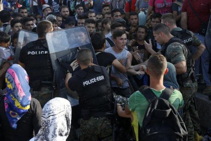 La Policía macedonia dispersa a los migrantes con gases lacrimógenos