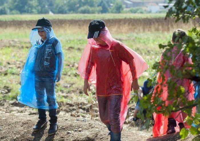 La Policía macedonia dispersa a los migrantes con gases lacrimógenos