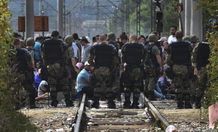 La Policía macedonia dispersa a los migrantes con gases lacrimógenos