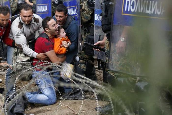 La Policía macedonia dispersa a los migrantes con gases lacrimógenos