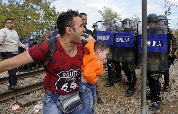La Policía macedonia dispersa a los migrantes con gases lacrimógenos