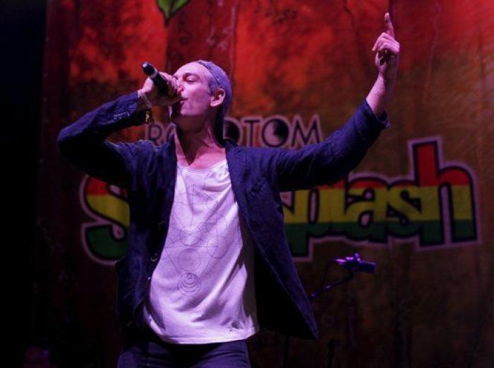 Matisyahu canta en el Rototom entre abucheos de parte del público y banderas palestinas
