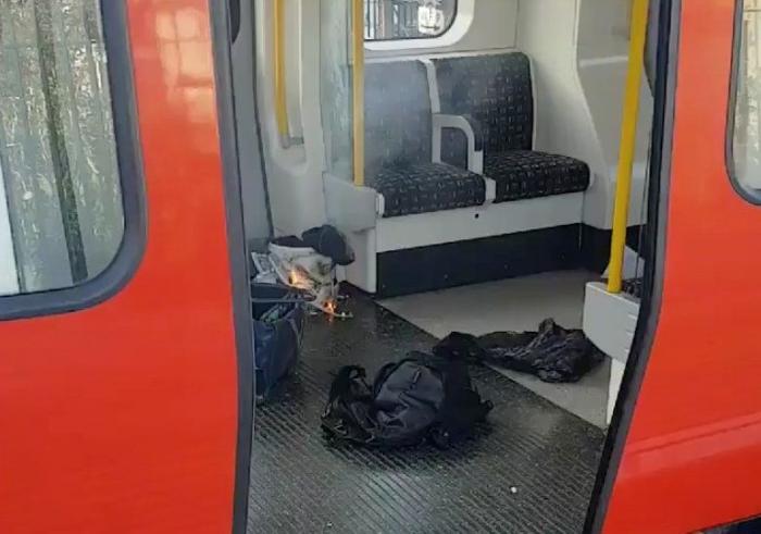 Un atentado terrorista con explosivos deja 22 heridos en el metro de Londres