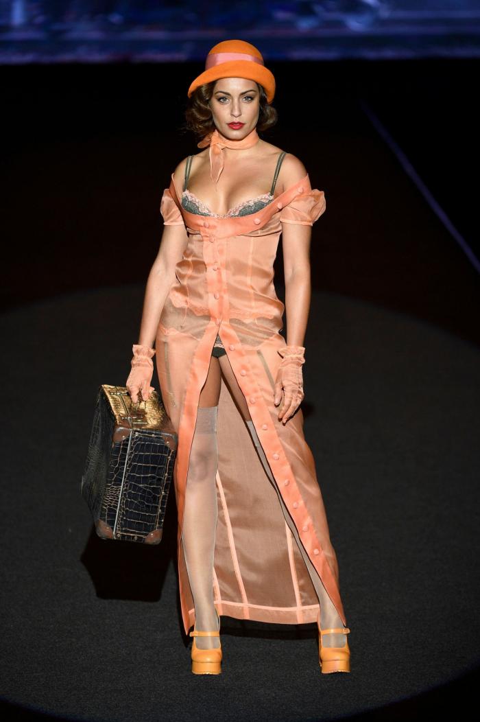 Hiba Abouk, estrella del desfile de lencería de Andrés Sardá