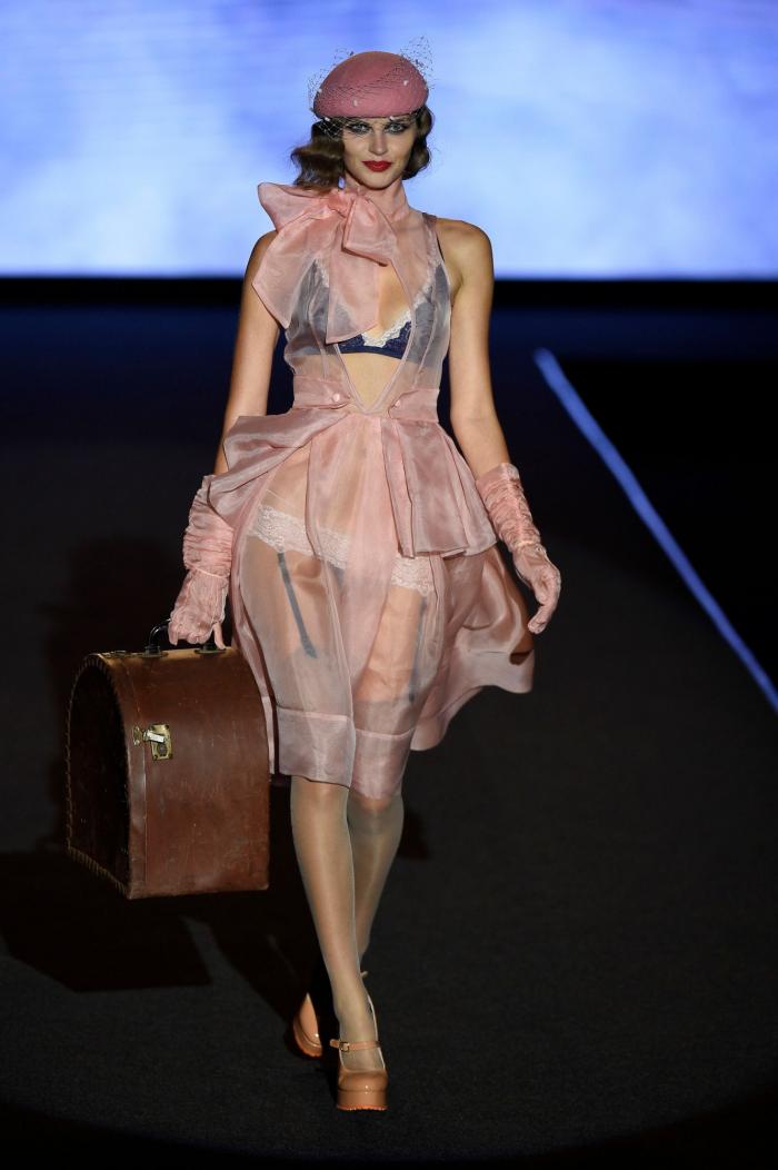 Hiba Abouk, estrella del desfile de lencería de Andrés Sardá