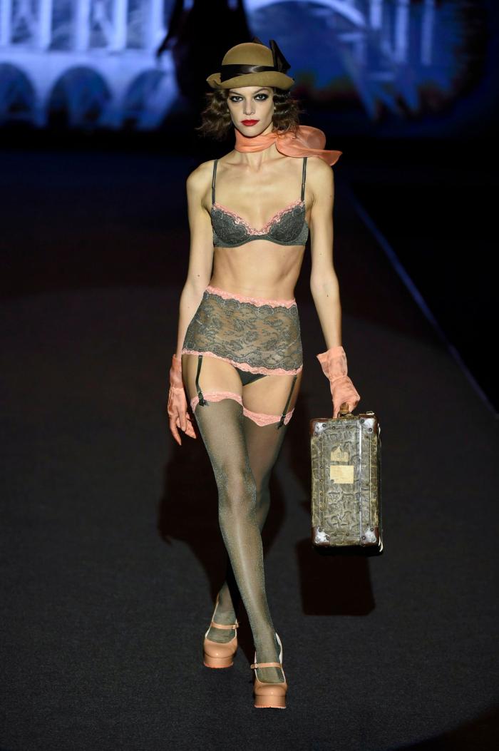 Hiba Abouk, estrella del desfile de lencería de Andrés Sardá