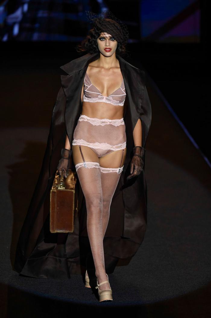 Hiba Abouk, estrella del desfile de lencería de Andrés Sardá