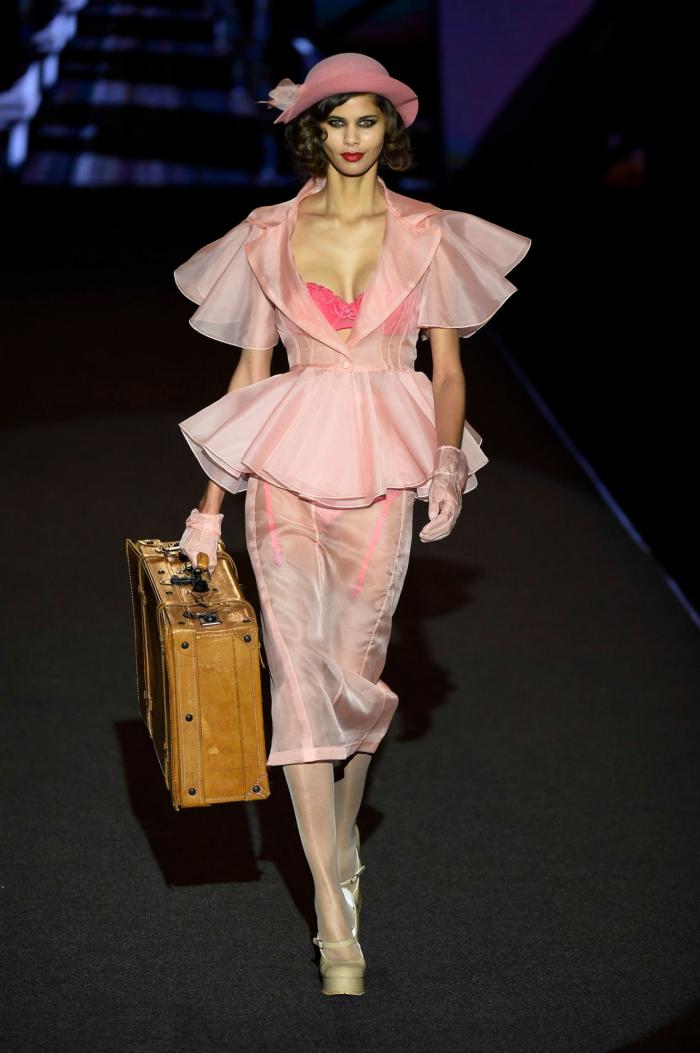 Hiba Abouk, estrella del desfile de lencería de Andrés Sardá