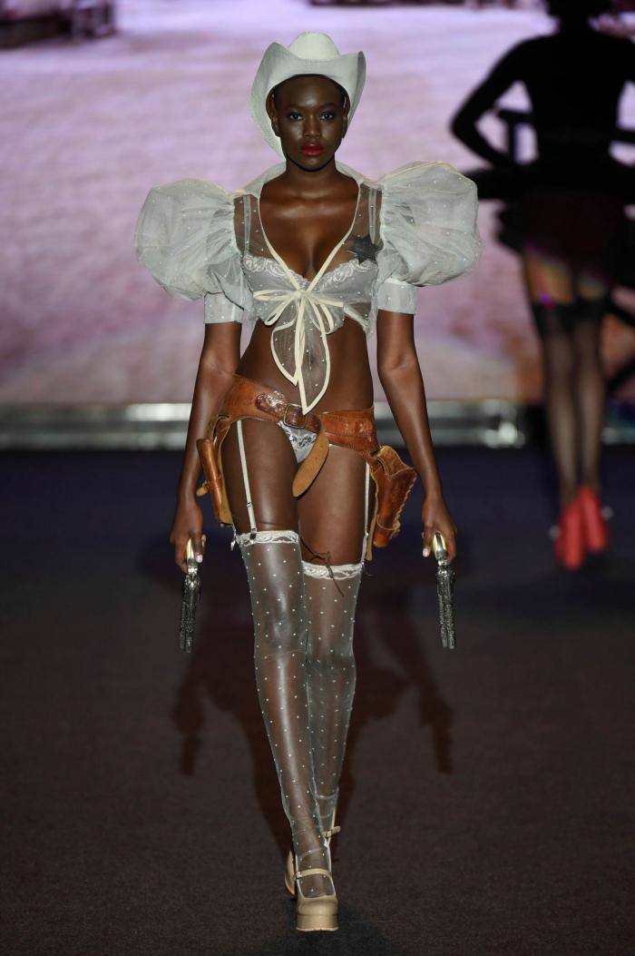 Hiba Abouk, estrella del desfile de lencería de Andrés Sardá