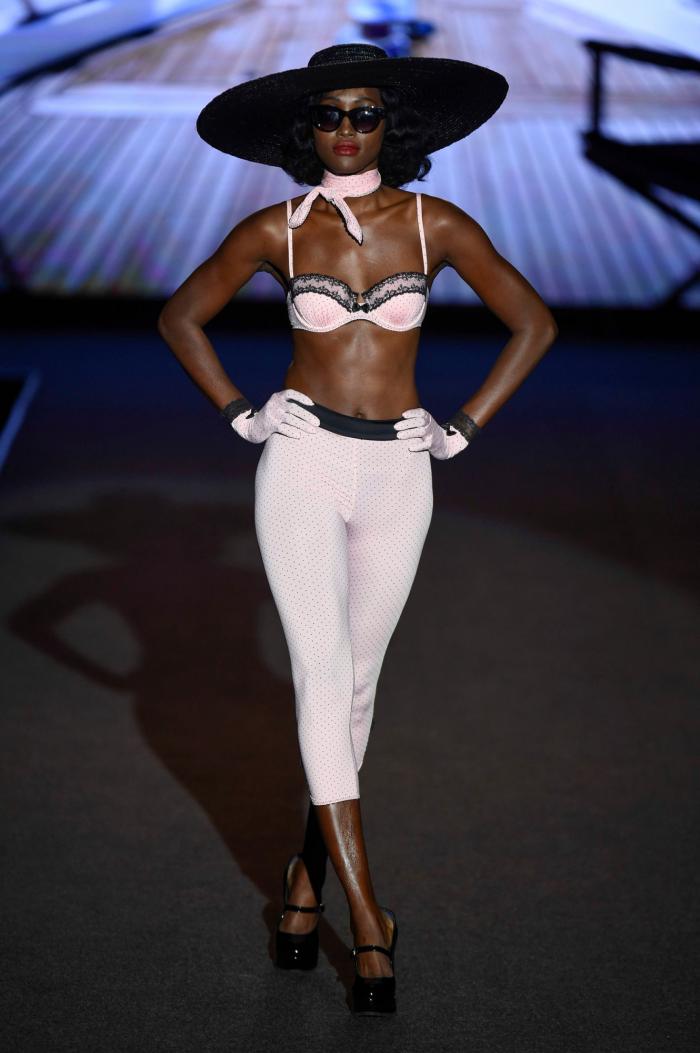 Hiba Abouk, estrella del desfile de lencería de Andrés Sardá