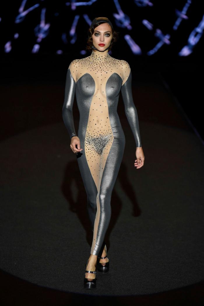 Hiba Abouk, estrella del desfile de lencería de Andrés Sardá