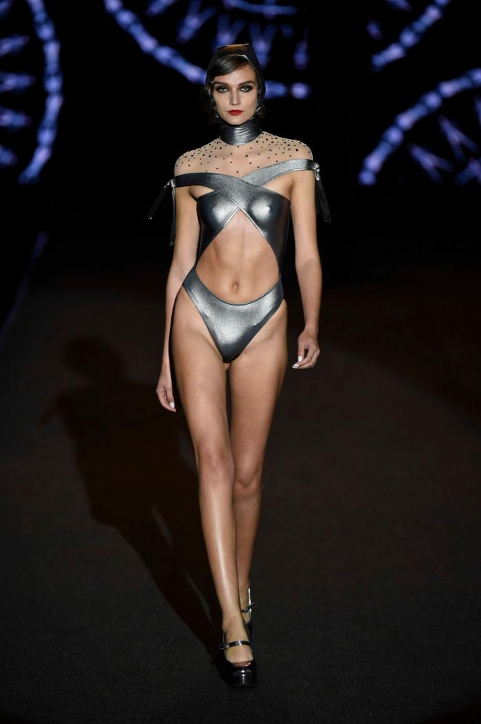 Hiba Abouk, estrella del desfile de lencería de Andrés Sardá