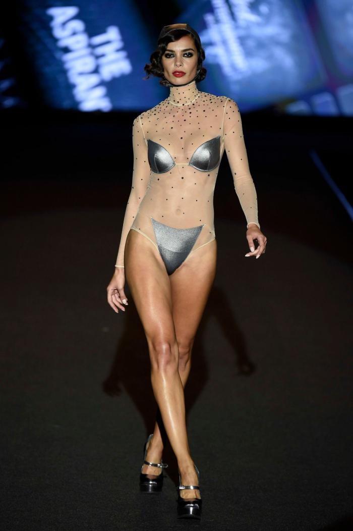 Hiba Abouk, estrella del desfile de lencería de Andrés Sardá