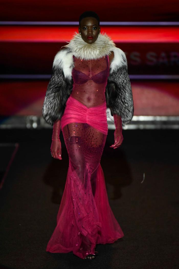 Hiba Abouk, estrella del desfile de lencería de Andrés Sardá