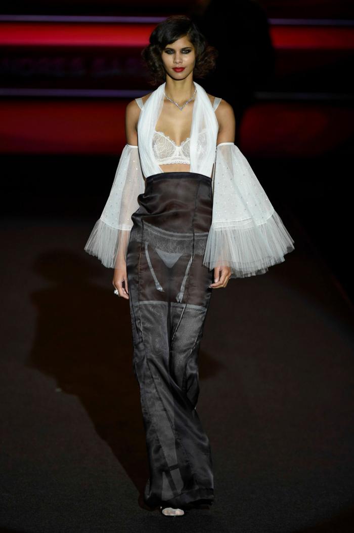 Hiba Abouk, estrella del desfile de lencería de Andrés Sardá