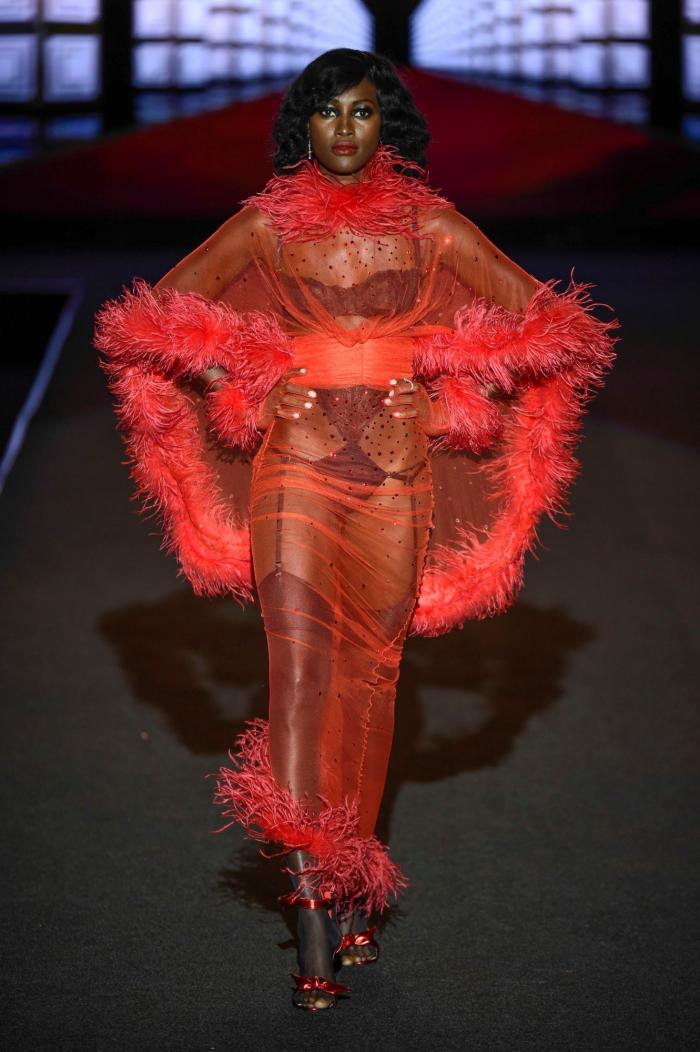 Hiba Abouk, estrella del desfile de lencería de Andrés Sardá