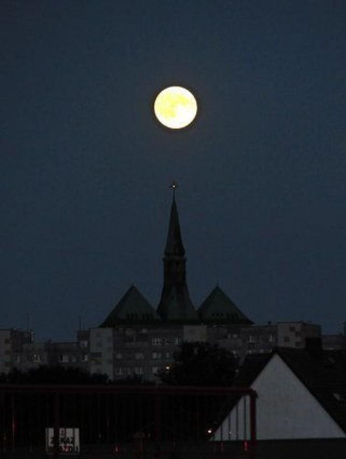 Las impresionantes imágenes de la 'superluna' de finales de agosto