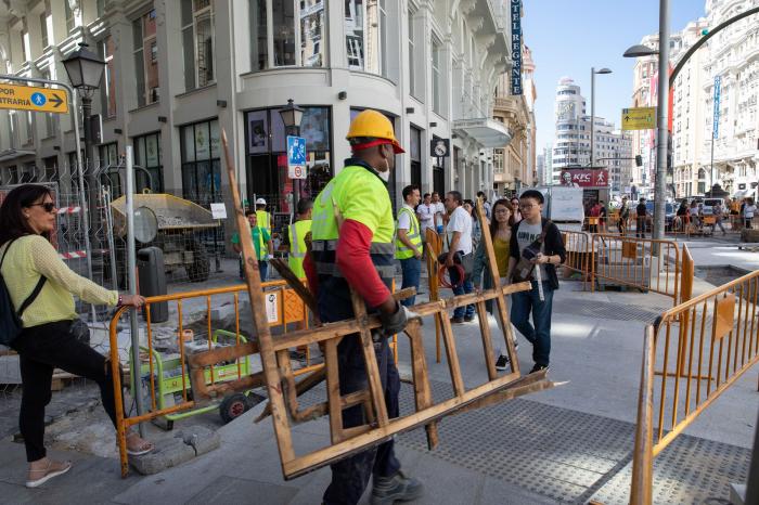 El caos de pasear por la Gran Vía en obras (FOTOS)
