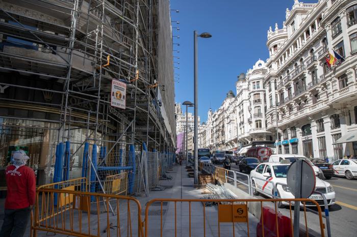 El caos de pasear por la Gran Vía en obras (FOTOS)