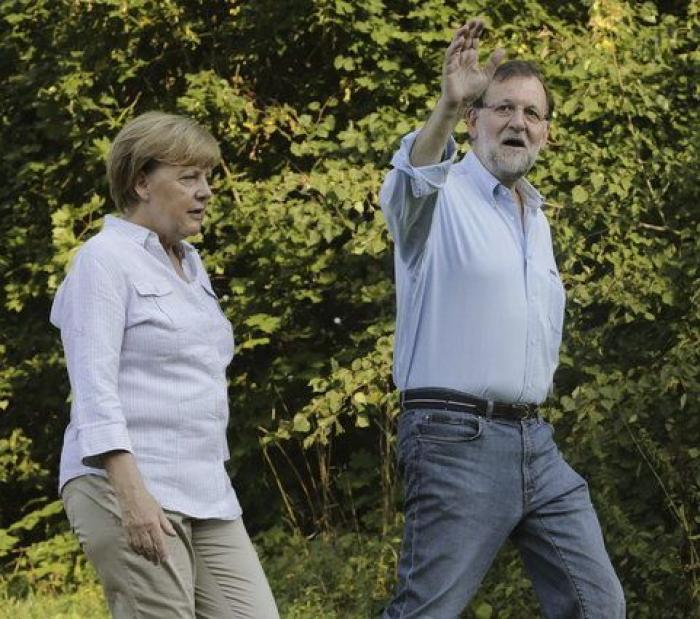 Rajoy y Merkel, de paseo por el lago de Huwenow (Alemania)
