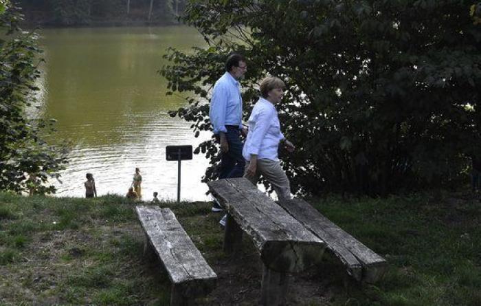 Rajoy y Merkel, de paseo por el lago de Huwenow (Alemania)