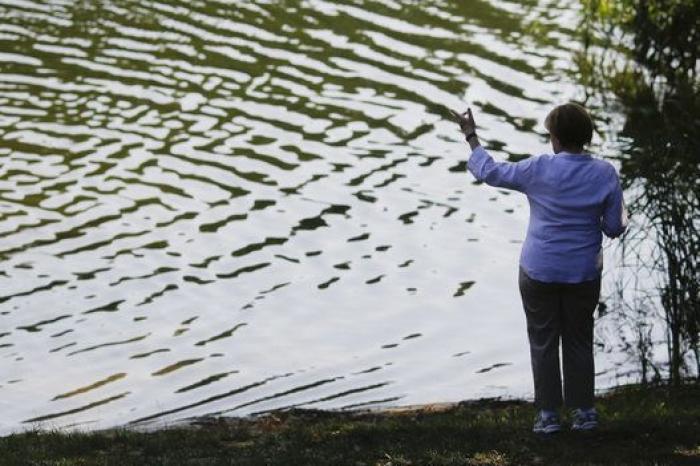Rajoy y Merkel, de paseo por el lago de Huwenow (Alemania)