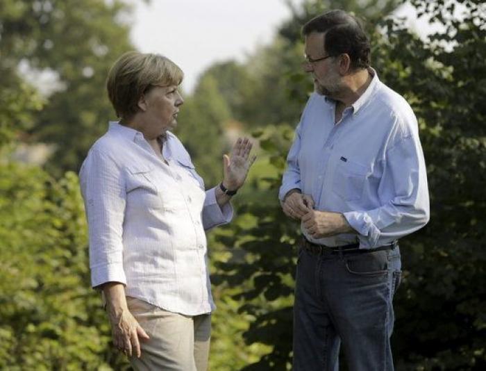 Rajoy y Merkel, de paseo por el lago de Huwenow (Alemania)