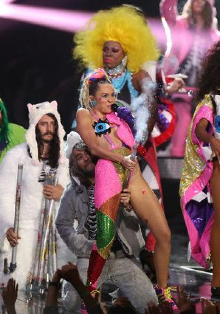 Los no-vestidos de Miley Cyrus en los MTV Video Music Awards 2015 (FOTOS)
