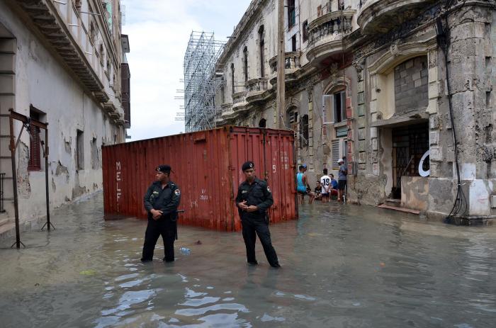 Irma se debilita a depresión tropical en su avance por el sureste de EEUU